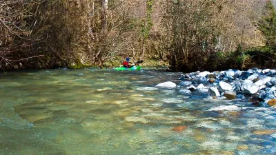 Un petit ruisseau d'eau claire.